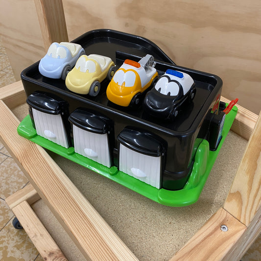 Parkerings hus med biler til