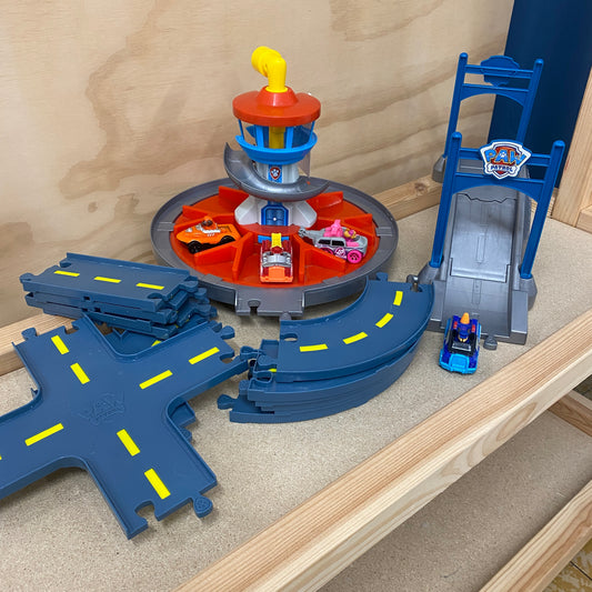 Hovedkvarter, vej og biler