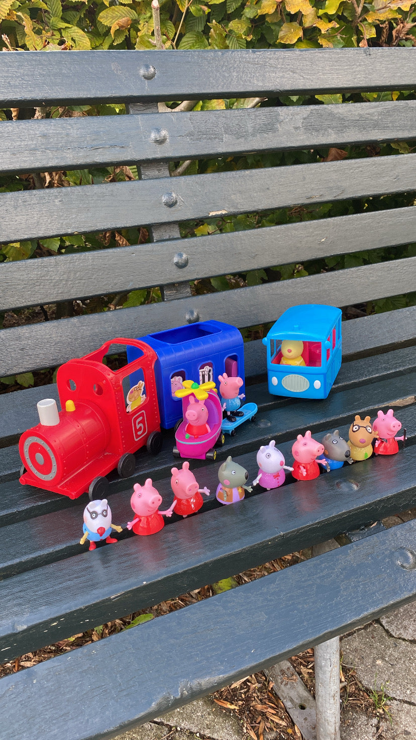 Tog, bus og figurer