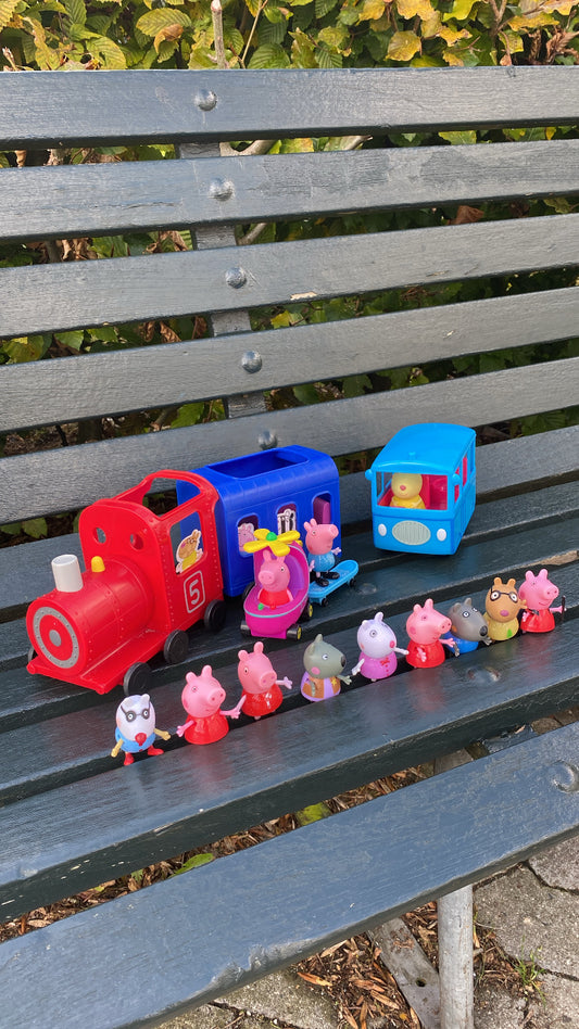 Tog, bus og figurer